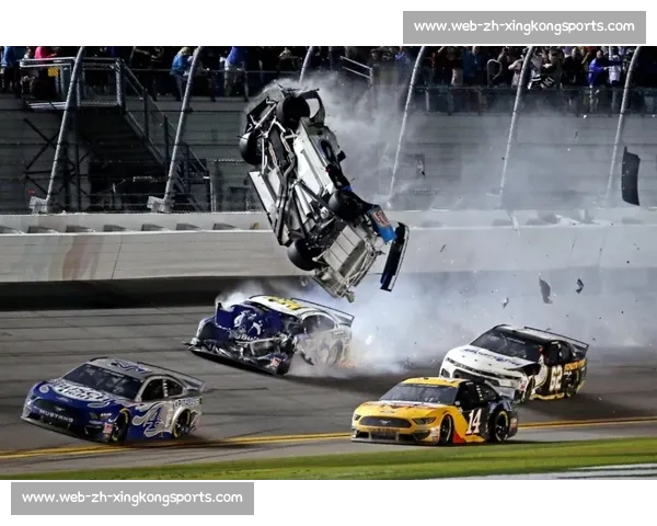 致命失控！赛车时速 200 公里飞出场外，观众尖叫逃命瞬间曝光